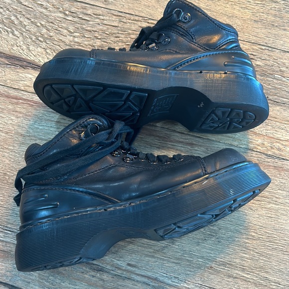 Dr. Martens Shoes - Picture 10 of 11